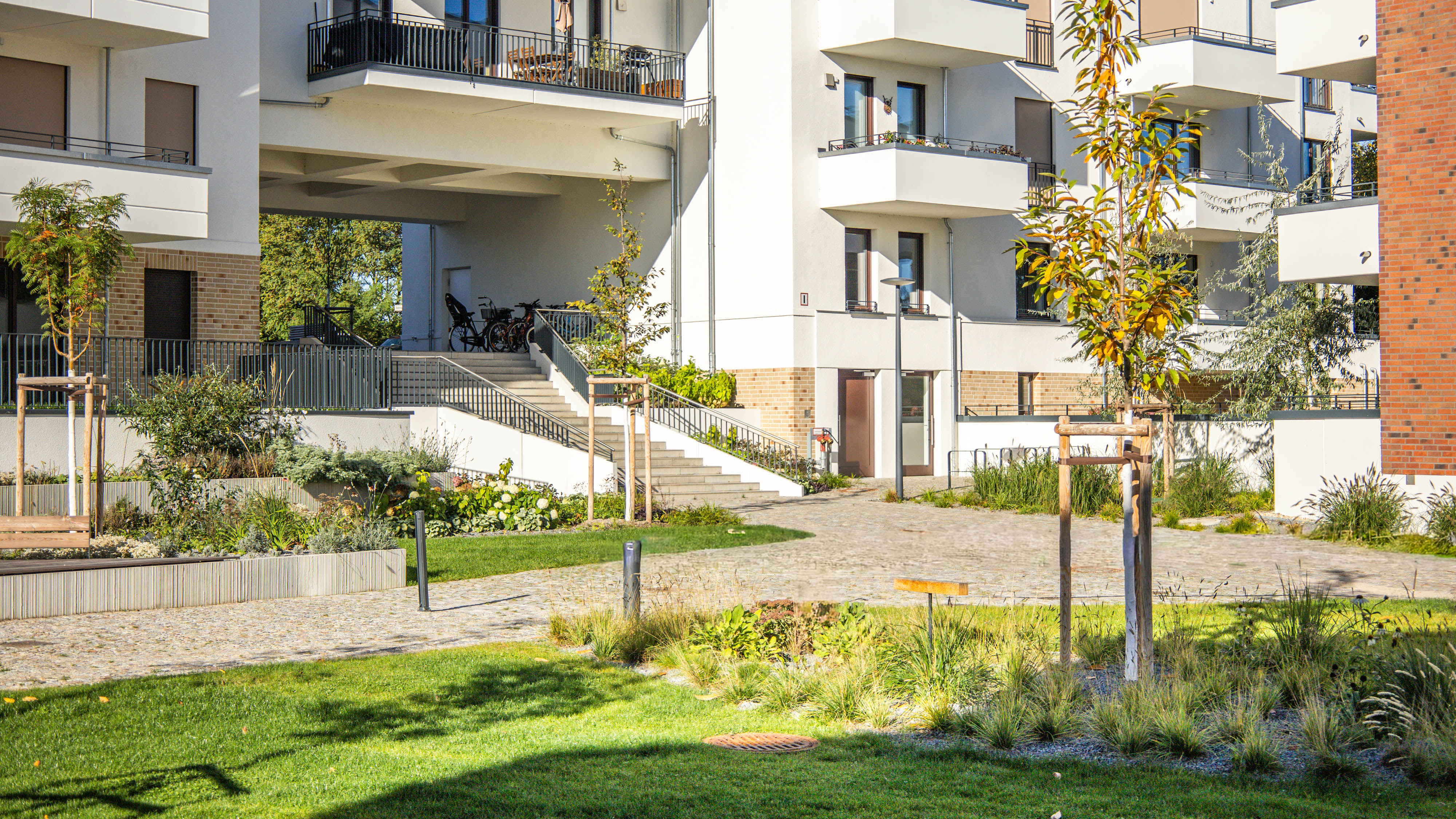 hochC-landschaftsarchitektur-berlin-regattastraße-eingang-zugangstreppe.jpg
